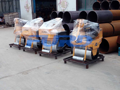 福瑞得機械5臺壓路機，一臺混凝土整平機及時發(fā)貨